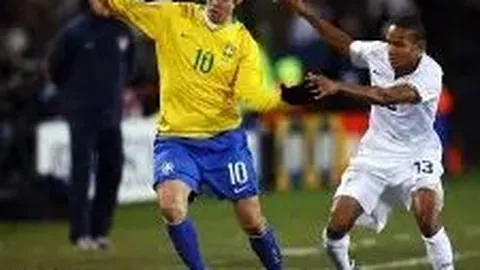 仅8分钟闪现赛场，拉维亚离场引唏嘘，球迷感叹：脆弱王者，易伤体质让人心疼！