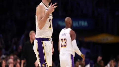 东契奇减重43磅加盟湖人，自律养生受詹姆斯影响显著，明智选择引关注。